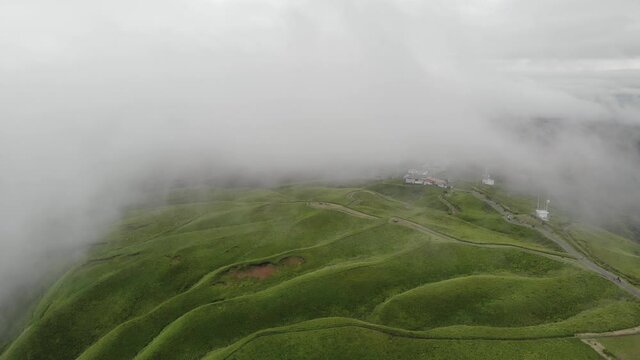 山々とそれに覆いかぶさるような雲をドローン撮影