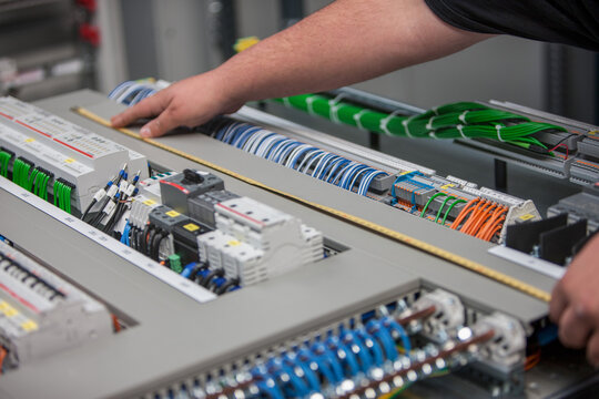 Ein Techniker baut eine elektronische Anlage