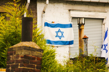 Fototapeta na wymiar Israeli flag on the back wall of a house