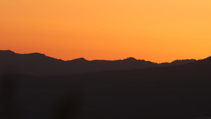 夕日と山並みのシルエット