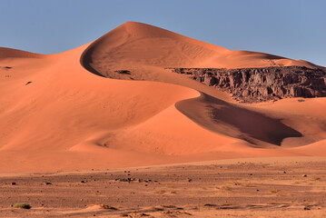 SAHARA DESERT DUNES IN TASSILI NATIONAL PARK IN ALGERIA