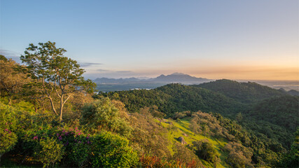 Vista panorâmica do nascer do sol na parte alta de Vitória, capital do Estado do Espírito Santo, mostrando a mata remanescente e o morro do Mestre Álvaro ao fundo.