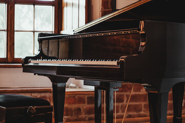 Grand piano in a rustic room © Irving Sandoval