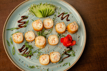 Prato com hot roll de salmão, decorado com pepino e morango