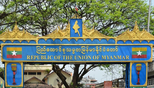 Tachileik, Myanmar - Januar 24, 2019: Tourists visited Tachileik border market from Mae Sai, Thailand. Tachilek or Tha Khi Lek is a border town in the Shan State of eastern Myanmar.