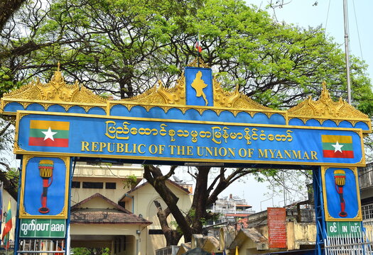 Tachileik, Myanmar - Januar 24, 2019: Tourists visited Tachileik border market from Mae Sai, Thailand. Tachilek or Tha Khi Lek is a border town in the Shan State of eastern Myanmar.