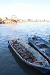 Fototapeta na wymiar Barques dans le port de George Town, île de Penang, Malaisie 