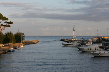 Fototapeta premium Boathouse in front of sea 