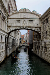 Obraz premium Gondola passing down the Bridge of Sighs (Ponte dei Sospiri) across the Palace Canal (Rio di Palazzo). Venice, Italy.