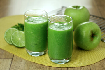green apple juice with lemon and mint