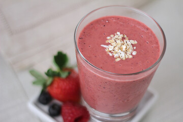 smoothie of red fruits and oats
