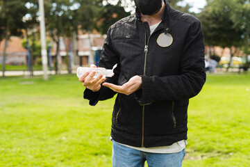 Applying antibacterial gel against covid-19