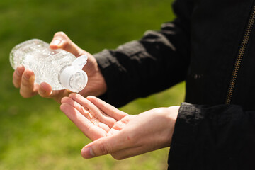 Applying antibacterial gel against covid-19