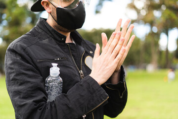 Applying antibacterial gel against covid-19