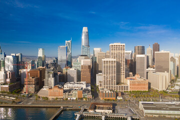 Obraz premium Aerial daytime view of the San Francisco skyline, near the Embarcadero area. Ferry building is visible in foreground, plenty of copy space in blue sky