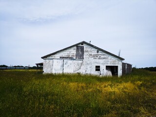 Plakat Old white outbuilding on a Missouri farm