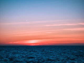 Naklejka premium A hazy view of the sunrise over the sea