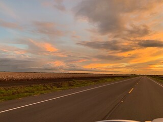 Fototapeta premium Zachód słońca na wiejskiej drodze
