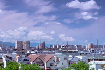 青空と雲の下に連なる大阪府堺市住宅地の都市景観