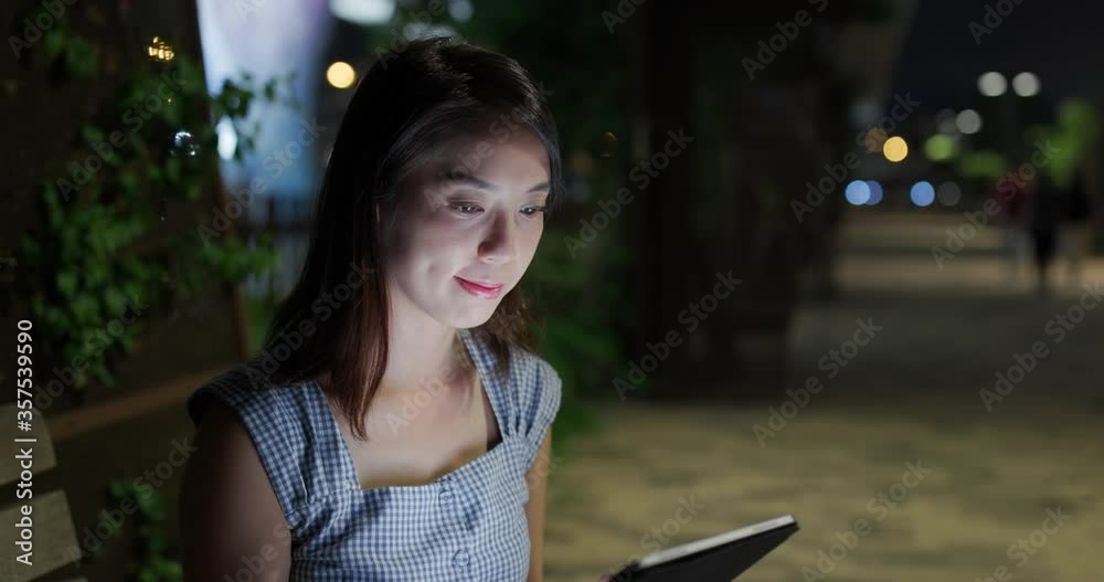 Poster Businesswoman work on tablet computer in city at night