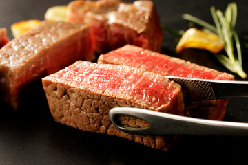 鉄板で焼く黒毛和牛ヒレステーキ　Japanese wagyu beef fillet steak on an iron plate