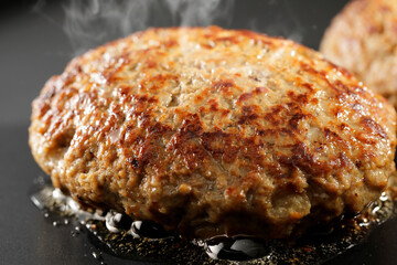 鉄板で焼くハンバーグステーキ　Japanese hamburg steak grilled on an iron plate