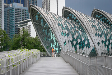 Obraz premium Traveler on Saloma Link Bridge, Kuala Lumpur