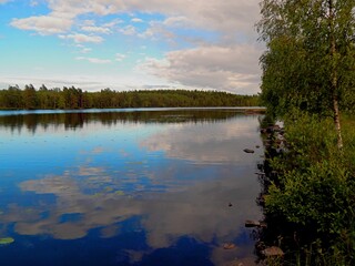 Obraz premium reflection of trees and clouds in water