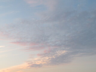 薄っすらピンク色に染まる夕焼け空の雲