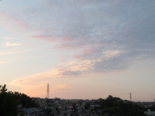 Fototapeta premium 薄っすらピンク色に染まる夕焼け空の雲