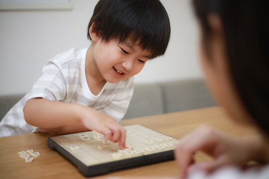 将棋を指す親子