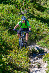 Fototapeta na wymiar Downhill auf dem Mountainbike im unwegsamen Gelände