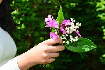 Fototapeta na wymiar Bouquet de fleur offert par une jeune-fille