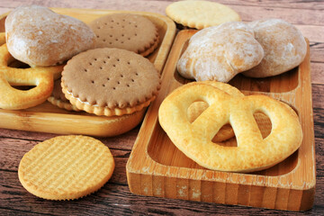 Gingerbread cookies and cookies lie on a plate