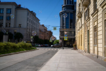 Fototapeta na wymiar Soap bubbles in the air in the city