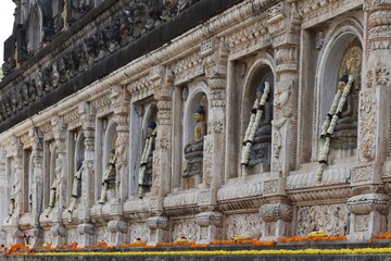 Fototapeta na wymiar the facade of the mahabodhi complex in bodh gaya india