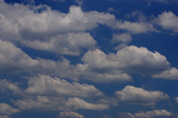 夏の綺麗な青空と雲