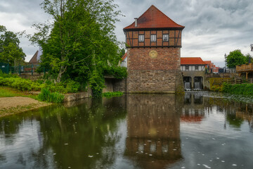 Obraz premium Historische Mühle an einem Weiher in Luedinghausen