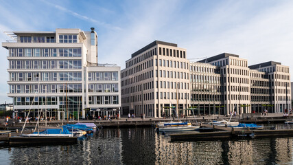 Spiegelung moderne Gebäude im Wasser in Dortmund am Phönixsee