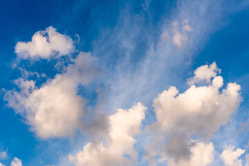 Cumulus Wolken Wolkengebilde am Himmel blau weiss Hintergrund abstrakt