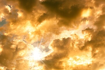 Gold gelb Sonnenuntergang Wolken Gegenlicht am Himmel