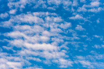 Cumulus Wolken Wolkengebilde am Himmel blau weiss Hintergrund abstrakt