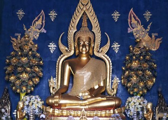Obraz premium golden buddha statue in thailand