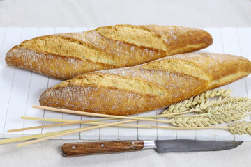 baguettes de pain française sur une table