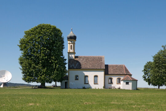 die kleine Kirche St. Johann bei der erdfunkstelle Raisting, Oberbayern