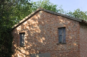 Fototapeta na wymiar Abandoned brick cottage in the italian countryside (Pesaro, Italy, Europe)
