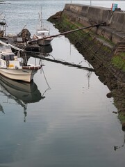小さな漁村の景色、停泊した釣り船
