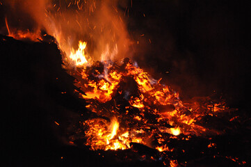 Großes traditionelles Sonnwendfeuer im Salzburgerland