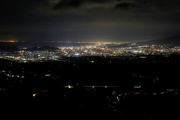 Fototapeta premium 静岡県伊豆スカイライン滝知山展望台の夜景