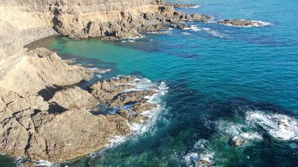 Obraz premium on the cliffs by the sea and the mountains watching the sunset